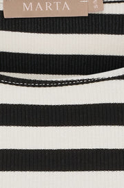 Nena Tee | Nero | T-shirt fra Marta du Chateau