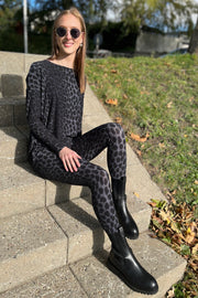 Alma Leggings | Deep Dark Grey Leo | Leggings fra Liberté