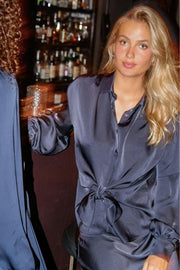 Naja Satin Shirt | Midnight Blue | Bluse fra Neo Noir