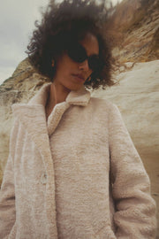 Galia Fake Fur Coat | Beach Sand | Frakke fra Gustav