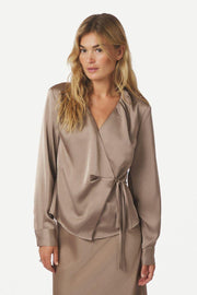 Caprina Heavy Sateen Blouse | Dark Taupe | Bluse fra Neo Noir