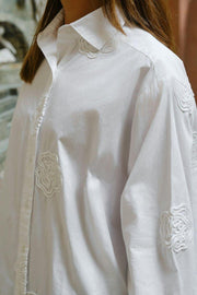 Dalma Dori Emb Shirt | White | Bluse fra Neo Noir