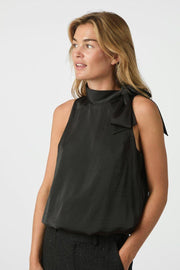 Veda Drapy Satin Top | Black | Bluse fra Neo Noir