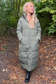 Lulu Extra Long Puffer Jacket | Army | Frakke fra Lululia