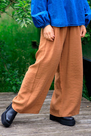 Shila Loose Pant | Camel | Bukser fra Black Colour