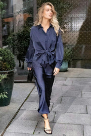 Naja Satin Shirt | Midnight Blue | Bluse fra Neo Noir