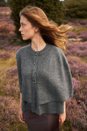 Josei Double Knit Cape | Grey | Strik fra Neo Noir