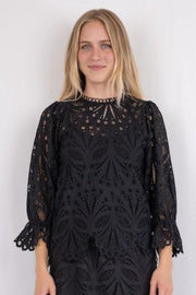 Adela Embroidery Blouse | Black | Bluse fra Neo Noir
