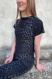 Alma Top | Deep Dark Grey Leo | Bluse fra Liberté