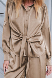 Naja Satin Shirt | Dark Taupe | Skjortebluse fra Neo Noir