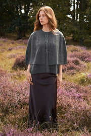 Josei Double Knit Cape | Grey | Strik fra Neo Noir