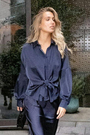 Naja Satin Shirt | Midnight Blue | Bluse fra Neo Noir