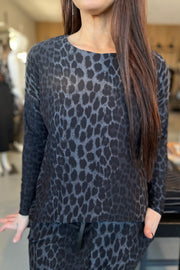 Alma Ls Top | Deep Dark Grey Leo | Bluse fra Liberté