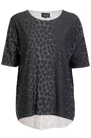 Alma Tshirt | Dark Grey Leo | T-Shirt fra Liberté