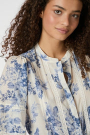Roberta Flower Flow Dress | Light Blue | Kjole fra Neo Noir