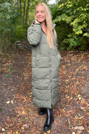 Lulu Extra Long Puffer Jacket | Army | Frakke fra Lululia