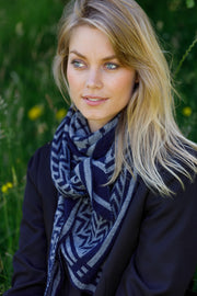 Bex Triangle Scarf | Navy | Tørklæde fra Black Colour