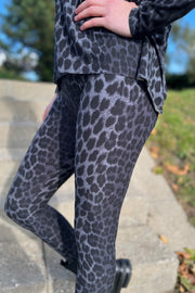 Alma Leggings | Deep Dark Grey Leo | Leggings fra Liberté