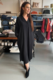 Sunrise Smock Tunic Dress | Black | Kjole fra Co'couture