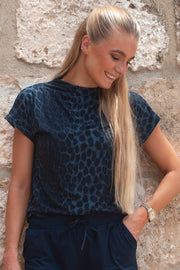 Alma Top | Dusty Navy Leo | Bluse fra Liberté