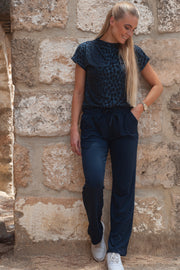 Alma Top | Dusty Navy Leo | Bluse fra Liberté