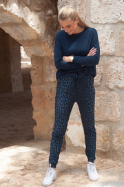 Alma Pants | Dusty Navy Leo | Bukser fra Liberté