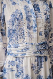 Roberta Flower Flow Dress | Light Blue | Kjole fra Neo Noir