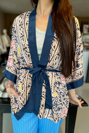 Luna Short Kimono | Blue Decor | Kimono fra Black Colour