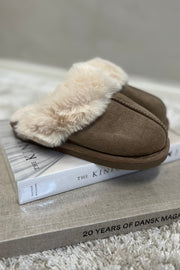 Alice Lee Slippers | Taupe | Sutsko fra Avery