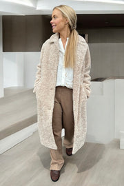 Galia Fake Fur Coat | Beach Sand | Frakke fra Gustav