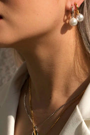 Huggie Pearl Earrings | Øreringe fra Birdsong