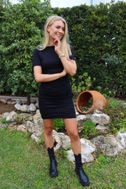 Alma Ss Turn Dress | Black | Vendbar kjole fra Liberté