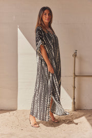 Serengeti Sun Dress | Black | Tiedye Kaftan kjole fra Statebird