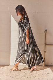 Serengeti Sun Dress | Black | Tiedye Kaftan kjole fra Statebird