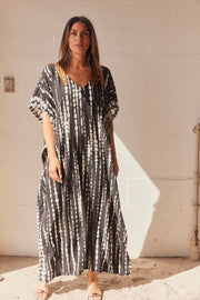 Serengeti Sun Dress | Black | Tiedye Kaftan kjole fra Statebird