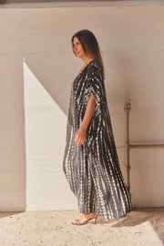 Serengeti Sun Dress | Black | Tiedye Kaftan kjole fra Statebird