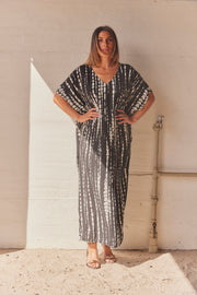Serengeti Sun Dress | Black | Tiedye Kaftan kjole fra Statebird