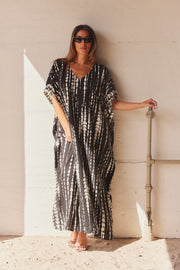 Serengeti Sun Dress | Black | Tiedye Kaftan kjole fra Statebird