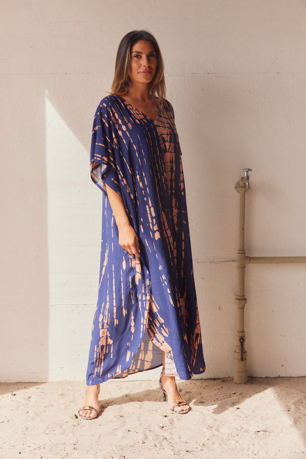 Serengeti Sun Dress | Navy | Tiedye Kaftan kjole fra Statebird