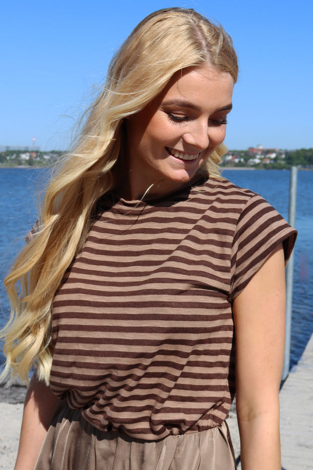 Ulla Stripe Tshirt | Brown Light Brown Stripe | T-Shirt fra Liberté