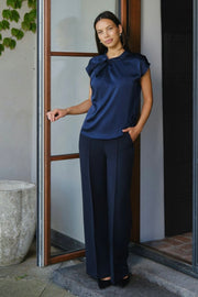 Drapierte Satinbluse Fleur | Marineblau | Bluse von Neo Noir