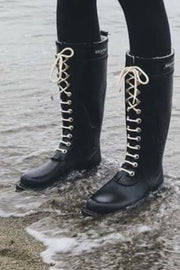 Gummistøvler - Rub1 (sorte) Lange gummistøvler med snører fra Ilse Jacobsen
