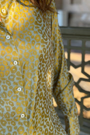 Alma Shirt | Gold Leo Silk | Skjorte fra Karmamia