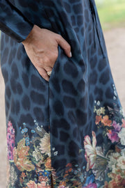 Joelle Dress | Navy flower leopard | Kjole fra Karmamia