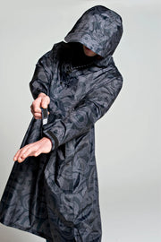 Snakes on a poncho | Black | Regnponcho fra Rainkiss