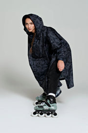 Snakes on a poncho | Black | Regnponcho fra Rainkiss