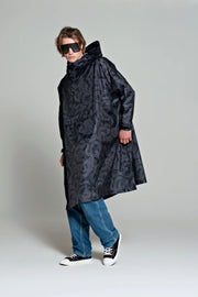 Snakes on a poncho | Black | Regnponcho fra Rainkiss