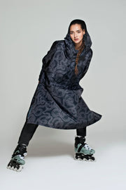 Snakes on a poncho | Black | Regnponcho fra Rainkiss