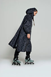 Snakes on a poncho | Black | Regnponcho fra Rainkiss