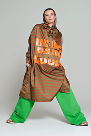 Breton Brown Green Text | Brun | Regnponcho fra Rainkiss